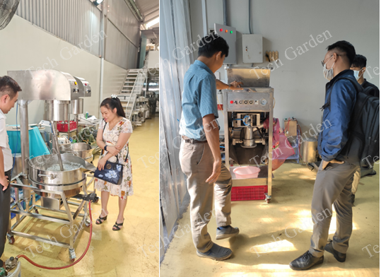 Hình ảnh: Khách đến thử chảo xào và máy bóc vỏ tỏi, hành.