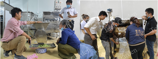Hình ảnh: Khách đến thử máy thái lát và máy trộn bánh tráng.