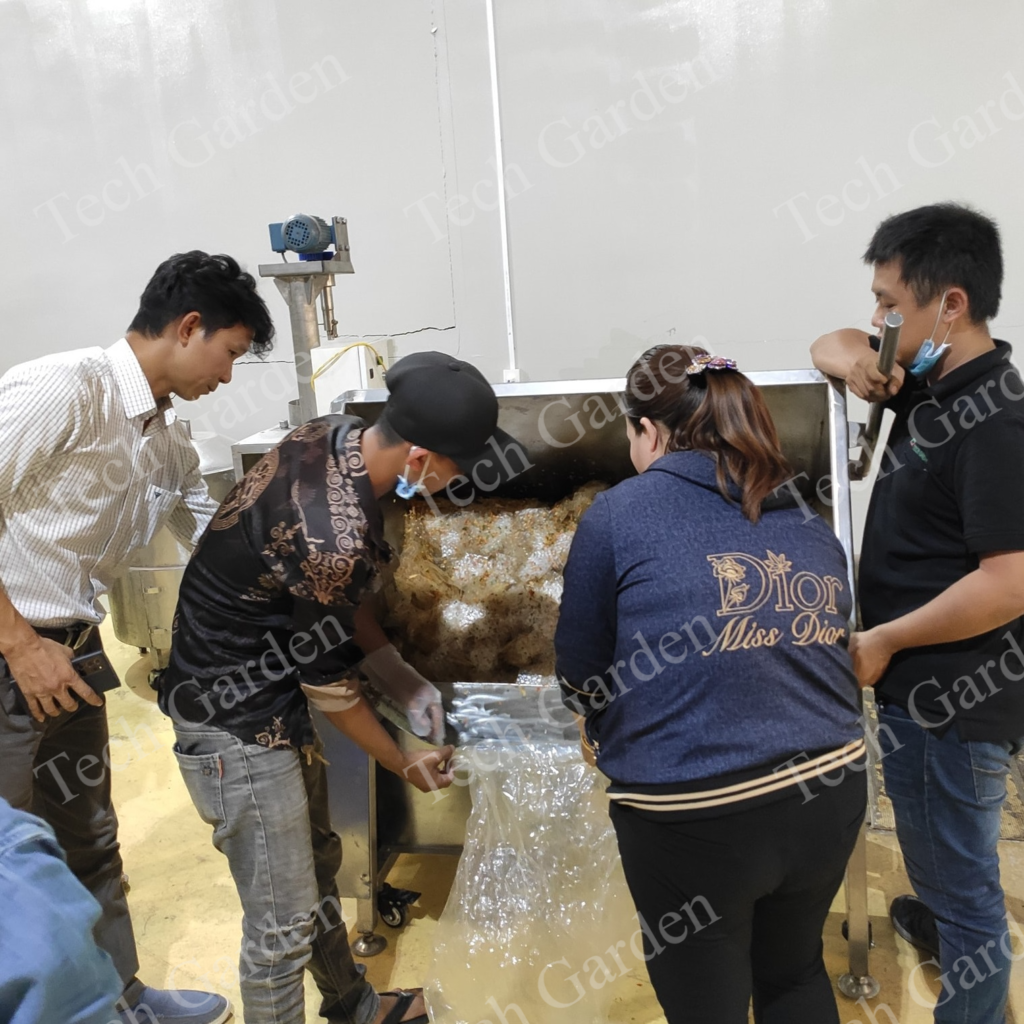 Khách hàng đến thử máy